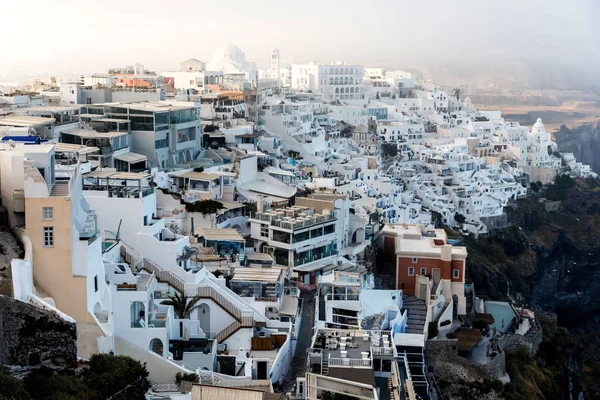 Vista pitoresca da cidade de Santorini. Edifícios brancos, mar, montanhas. Férias românticas — Fotografia de Stock