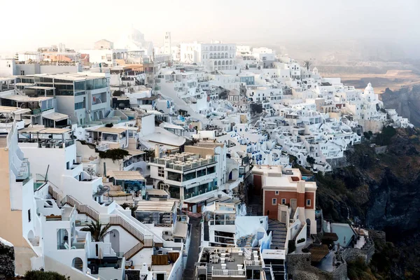 Vista pitoresca da cidade de Santorini. Edifícios brancos, mar, montanhas. Férias românticas — Fotografia de Stock