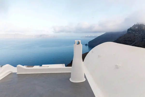 O terraço com vista para o mar no hotel de luxo, ilha Santorini, Grécia. Férias românticas à beira-mar — Fotografia de Stock