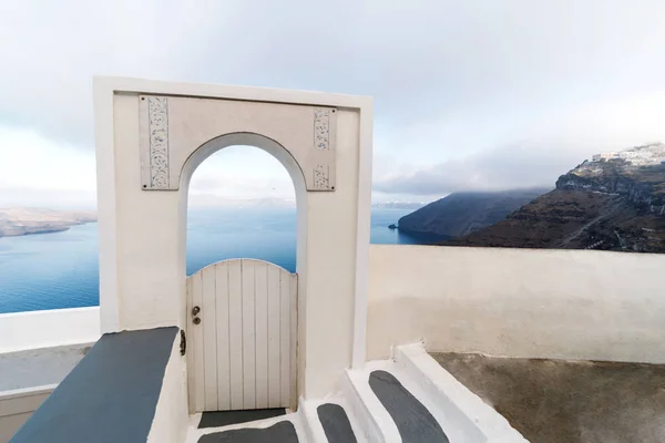 O terraço com vista para o mar no hotel de luxo, ilha Santorini, Grécia. Férias românticas à beira-mar — Fotografia de Stock