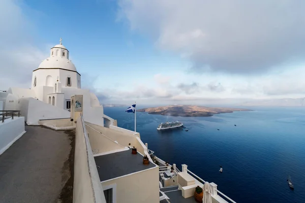 La terraza con vistas al mar en el hotel de lujo, isla de Santorini, Grecia. Vacaciones románticas junto al mar — Foto de Stock