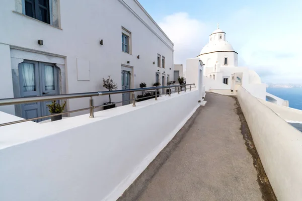 O terraço com vista para o mar no hotel de luxo, ilha Santorini, Grécia. Férias românticas à beira-mar — Fotografia de Stock