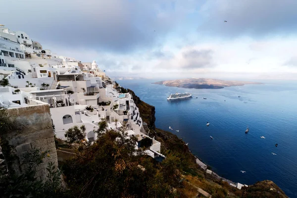 Vista pitoresca da cidade de Santorini. Edifícios brancos, mar, montanhas. Férias românticas — Fotografia de Stock