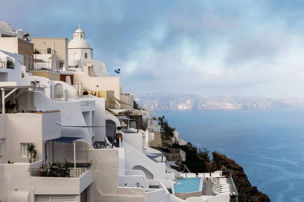 Vista pitoresca da cidade de Santorini. Edifícios brancos, mar, montanhas. Férias românticas — Fotografia de Stock