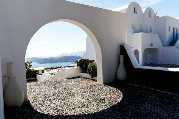 O terraço com vista para o mar no hotel de luxo, ilha Santorini, Grécia. Férias românticas à beira-mar — Fotografia de Stock