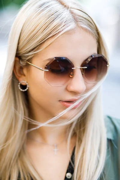 Retrato de uma jovem loira bonita de óculos. Hora de verão do ano, estilo de negócio — Fotografia de Stock