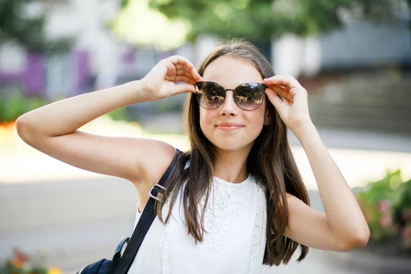 Portrait de mode jolie fille souriante dans des lunettes de soleil profitant en plein air en été. Heure d "été — Photo