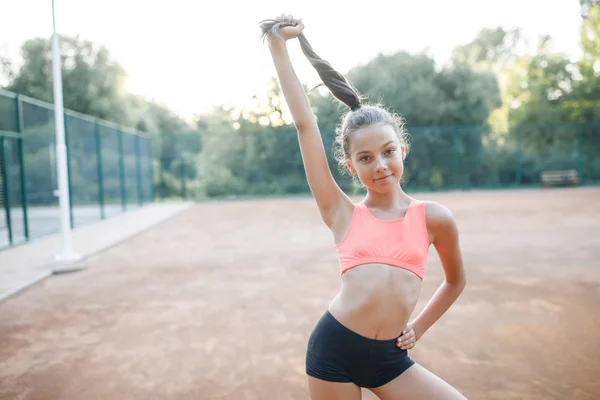 Ein hübsches Mädchen liebt einen Teenager, der sich nach einem Outdoor-Training ausruht — Stockfoto