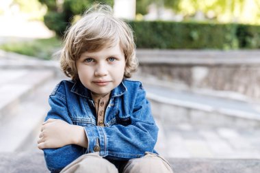 Sevimli sarışın adam, okul yıl eğlenceli ve açık havada vakit harcama oynarken