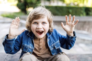 Sevimli sarışın adam, okul yıl eğlenceli ve açık havada vakit harcama oynarken