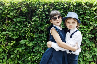 Sevimli sarışın adam ve sevimli kız, okul yılı eğlenceli zaman açık havada. Okul üniforması giymiş çocuklar parkta oyun oynar