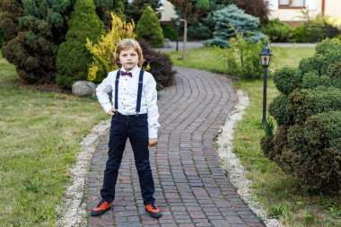 Sevimli sarışın adam, okul yılı, okul üniforması giymiş, sınıflar arasında açık havada onu zaman alır. Adam tekrar okula geliyor.