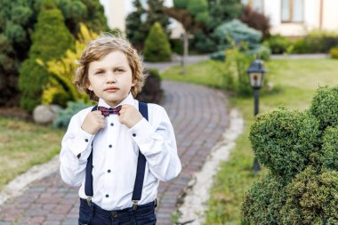 Sevimli sarışın adam, okul yılı, okul üniforması giymiş, sınıflar arasında açık havada onu zaman alır. Adam tekrar okula geliyor.