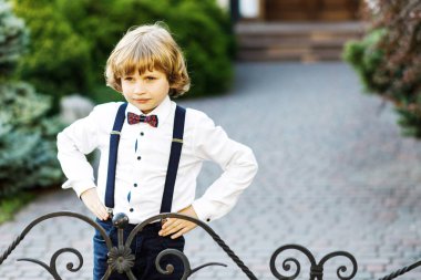 Sevimli sarışın adam, okul yılı, okul üniforması giymiş, sınıflar arasında açık havada onu zaman alır. Adam tekrar okula geliyor.