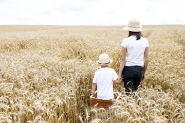 Mutlu erkek ve kız kardeş buğday ile sahada eğleniyor. Yaz tatili zamanı