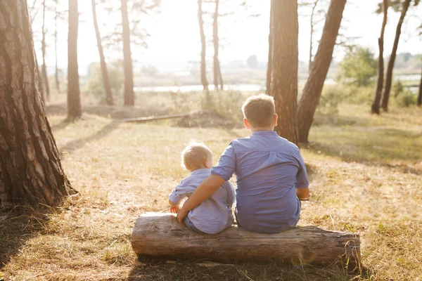 Two cute boys - brothers, spend time outdoors, in the city, in the woods — Stock Photo, Image