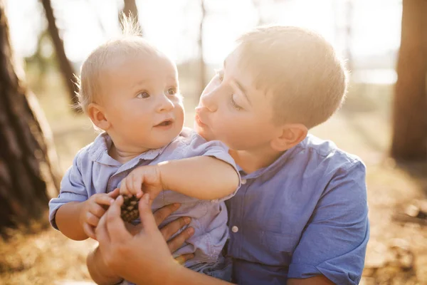 Two cute boys - brothers, spend time outdoors, in the city, in the woods — Stock Photo, Image