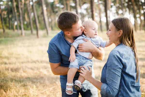 Beautiful happy family - parents and son, spend time in nature, laughing and enjoying life — Stock Photo, Image