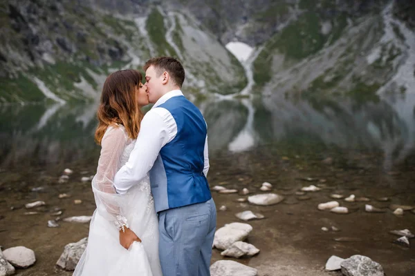 Słodka młoda kochająca się para spędzająca czas w górach nad jeziorem. Para nowożeńców wychodzi sama. miesiąc miodowy — Zdjęcie stockowe