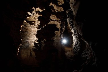 Karanlık Tünel Mağarası 'nda kimse yok. Turist rotası, turlar, maceralar ve ilginç yerler. Antik kristal oluşumlarının içinde, taşlar, jeoloji, toprağın kayalarını keşfetmek. Mlynky köyü. Ukrayna