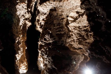 Karanlık Tünel Mağarası 'nda kimse yok. Turist rotası, turlar, maceralar ve ilginç yerler. Antik kristal oluşumlarının içinde, taşlar, jeoloji, toprağın kayalarını keşfetmek. Mlynky köyü. Ukrayna