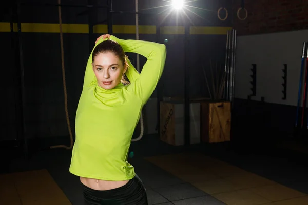 Sport woman at fitness gym club warm-up and stretch body before doing exercise, fitness concept — Stock Photo, Image