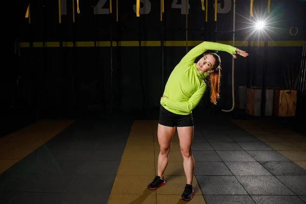 Sportlerin im Fitnessclub Aufwärmen und Stretchen des Körpers vor dem Sport, Fitnesskonzept — Stockfoto