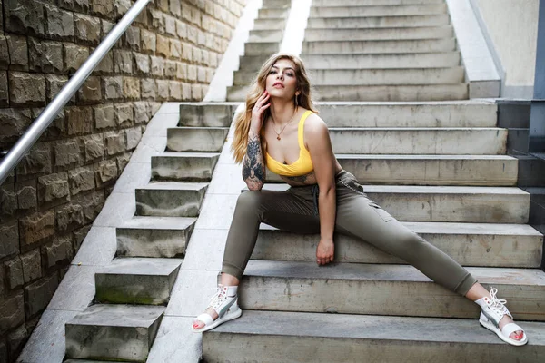 階段に座っている女性のストリートファッション夏の肖像画 — ストック写真