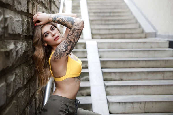 Retrato Verano Moda Callejera Una Mujer Sentada Las Escaleras —  Fotos de Stock