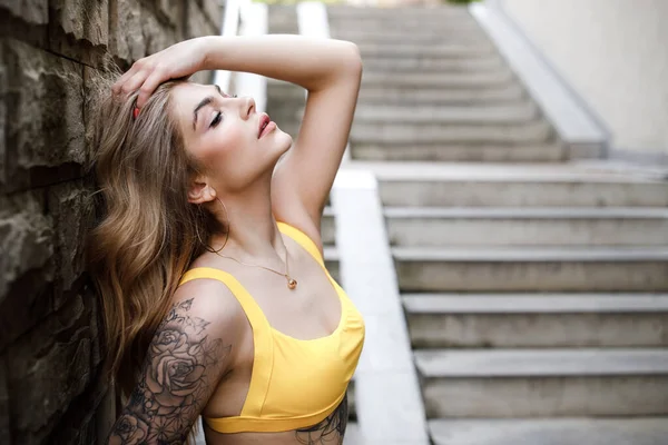 Retrato Verano Moda Callejera Una Mujer Sentada Las Escaleras —  Fotos de Stock