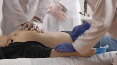 Masadaki objeyi inceleyen tıp uzmanları