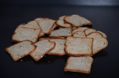 küçük dilimler halinde kesip siyah dilimlenmiş ekmek