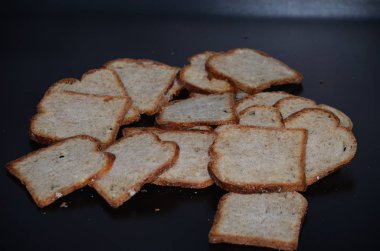 küçük dilimler halinde kesip siyah dilimlenmiş ekmek