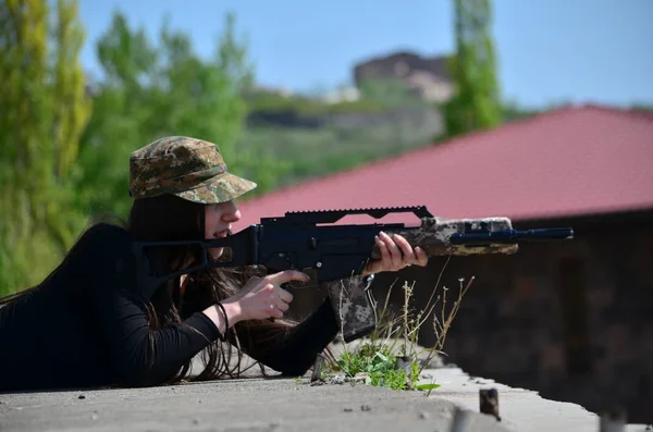 Airsoft Gry Piękna Dziewczyna Gun Nice Niebezpieczeństwo — Zdjęcie stockowe