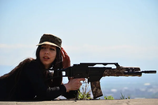 Airsoft Гра Красива Дівчина Пістолетом — стокове фото