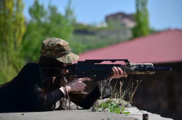 Airsoft Oyun Güzel Kız Ile Gun Nice Tehlike — Stok fotoğraf