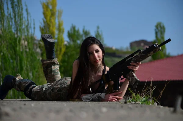 美しい Gun Nice でエアガン ゲーム女の子と危険 — ストック写真
