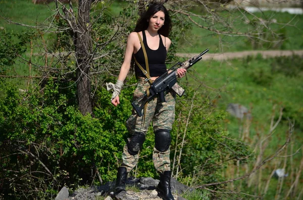 Airsoft Juego Hermosa Chica Con Gun Nice Peligro — Foto de Stock