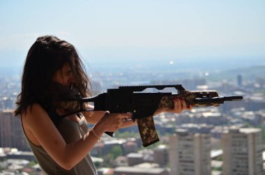 Airsoft oyun güzel kız ile Gun.Nice ve tehlike 