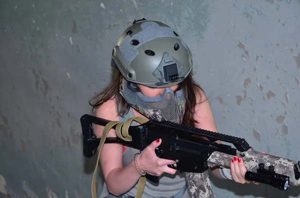 Airsoft Gioco Bella Ragazza Con Gun Nice Pericolo — Foto Stock