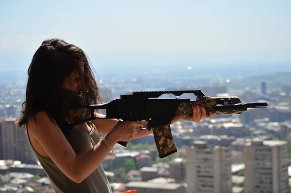 Airsoft Juego Hermosa Chica Con Gun Nice Peligro — Foto de Stock