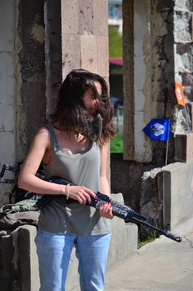 Airsoft Gioco Bella Ragazza Con Gun Nice Pericolo — Foto Stock