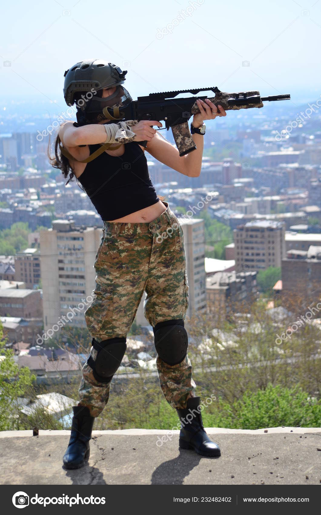 Airsoft Игра Красивая Девушка Gun Nice Опасность Стоковое Фото.