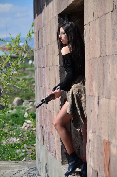 Airsoft Gioco Bella Ragazza Con Gun Nice Pericolo — Foto Stock