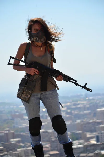 Airsoft Gyönyörű Lány Gun Nice Veszély — Stock Fotó