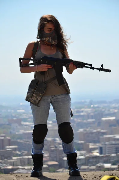 Airsoft Juego Hermosa Chica Con Gun Nice Peligro —  Fotos de Stock