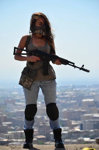 Airsoft Gioco Bella Ragazza Con Gun Nice Pericolo — Foto Stock