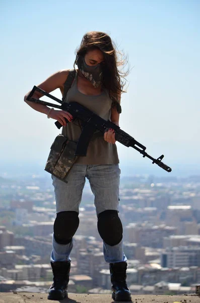 Airsoft Гра Красива Дівчина Пістолетом — стокове фото