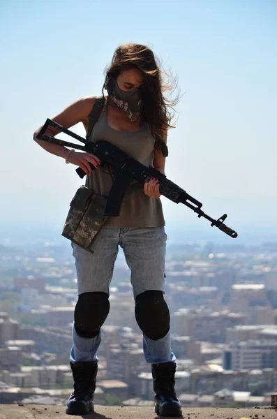 Airsoft Gioco Bella Ragazza Con Gun Nice Pericolo — Foto Stock