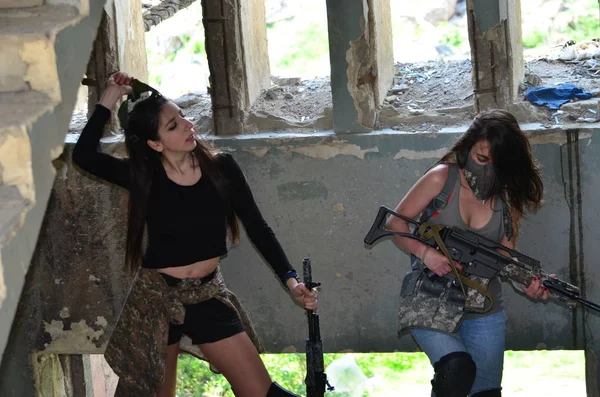 Airsoft Jeu Belle Fille Avec Gun Nice Danger — Photo